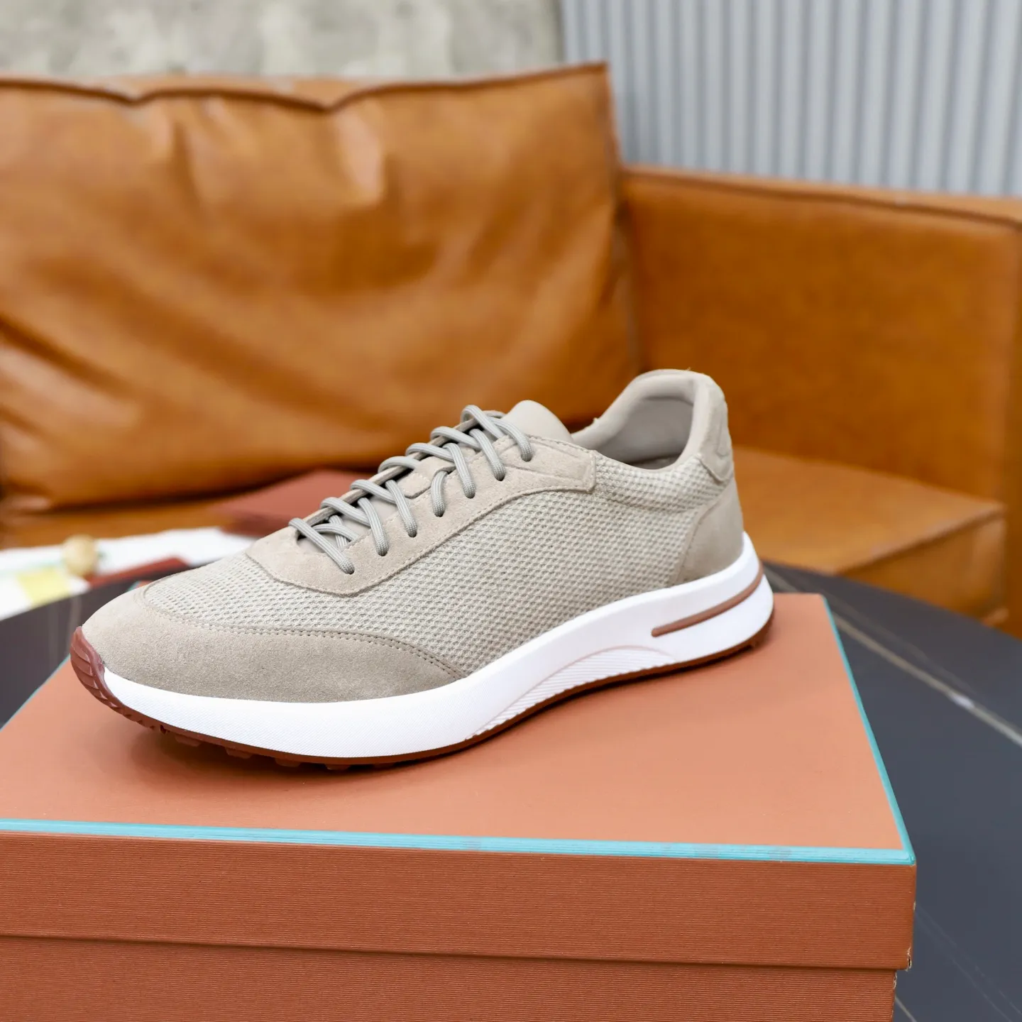 Ex-factory price: 560💰Loro Piana Tennis Walk men’s moral training sneakers! These new textured leather tennis shoes feature an ultra-low-top design for year-round wear and are water-resistant. The wrapped sole creates an effortlessly attractive color combination that harmoniously blends functionality with understated style. The ideal footwear option for urban dressing. The heel is decorated with a soft calfskin tongue with Kummel color inserts and an embossed LP logo. Cotton shoelaces. Material: Upper: Gray woven stitching with cowhide accents! Sole: Rubber lining: Cow leather original rubber sole, excellent foot comfort, complete package! Size: 38-39-40-41-42-43-44 leather shoe size (4546 can be customized)